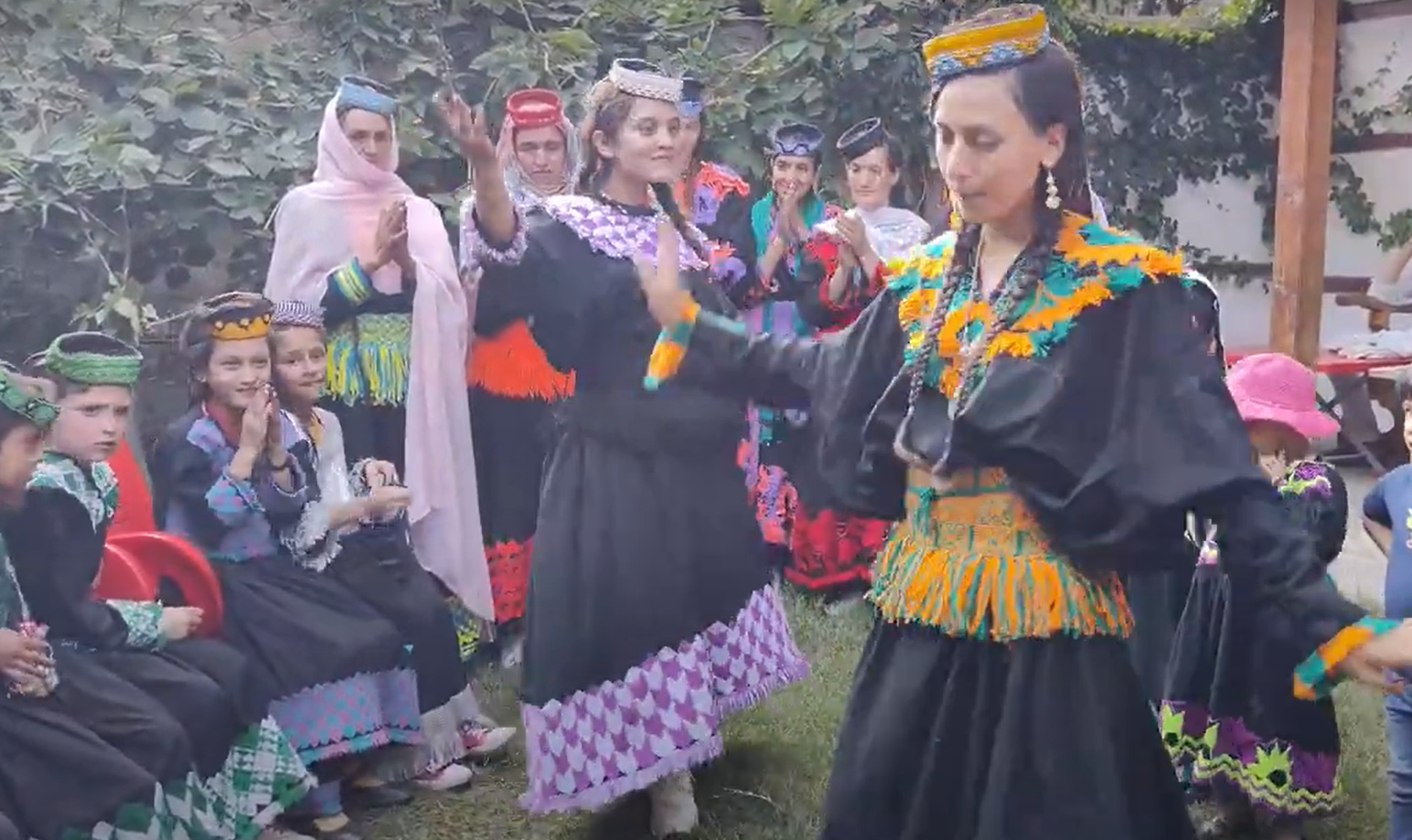 カラシュ(KALASH)族の音楽 パキスタン辺境カラシュ渓谷｜ビウエラと